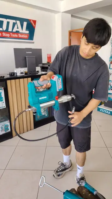 ¿Sigues perdiendo tiempo engrasando maquinaria punto por punto a mano? 🔧⚙️ Con 