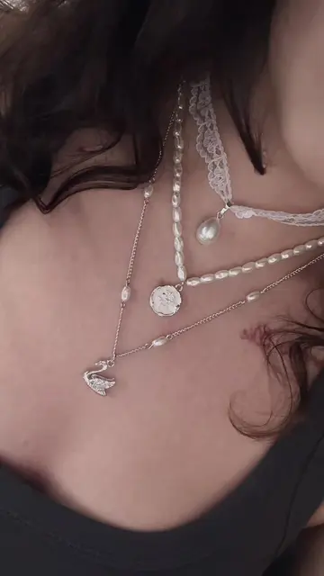 THE cutest set #stradivarius #swannecklace #angel #necklaces #swanlake 