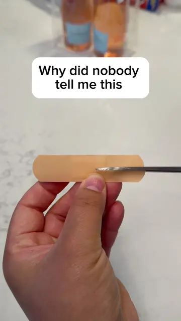Life Hack 🩹👌 Your bandage keeps peeling off... try this trick instead. #lifeha