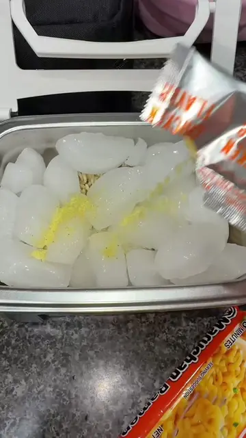 Will the placement of the ice actually matter!? #ramen #lunchpacking #kidslunch 