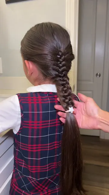 So easy, yet everyone’s wondering HOW 👀✨ #simplehairstyle #schoolhairstyles #gi