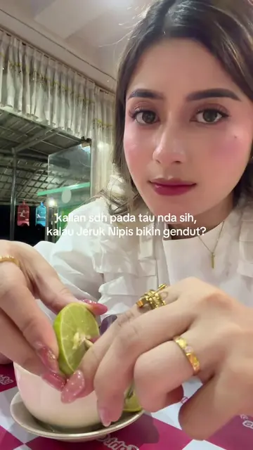 butuh tinggal 10th di Makassar, baru pintar makan pake jeruk nipis🗿