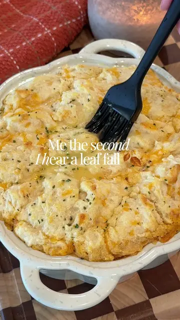 Creamy Tuscan Chicken Biscuit Bake 🍂🍗 The second I hear a leaf fall, it’s offi