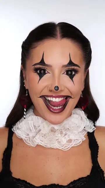 Easy Halloween clown makeup🤡🖤 Save for your Halloween inspo👀  @Tweezerman UK 