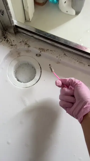 DAILY CLEANING TIP 🧼 Need to get into those awkward gaps and hard-to-reach area