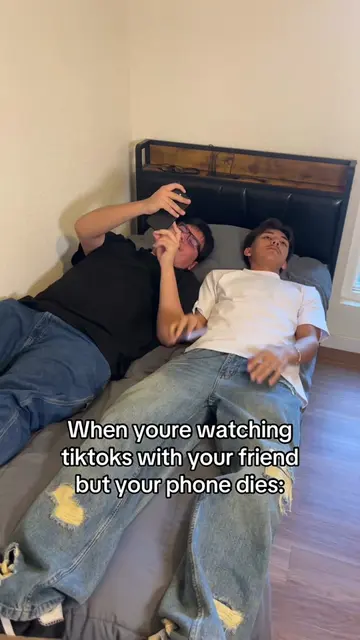 When you’re watching tiktoks with your friend but youre phone dies #fyp #funny #