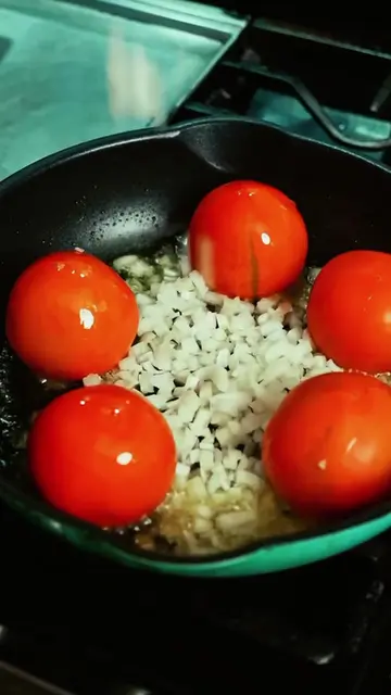 This tomato beef pasta tastes like something you’d order at your favorite Italia