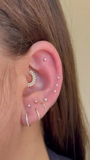 Fiz essa composição de mini Piercings em ouro 18k com diamantes para tornar esse