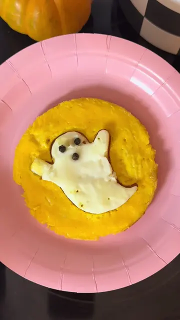 Cutest spooky breakfast 👻 🍳 I used a cookie cutter to make these cute eggs- yo