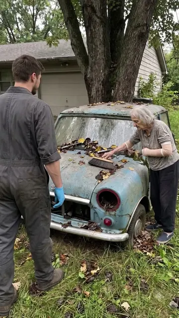 This classic Mini Cooper had its elderly owner sweeping it one-handed…until lear