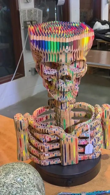 This might have been my favorite object at the Denver Gem Show. 💀✏️ A skull scu