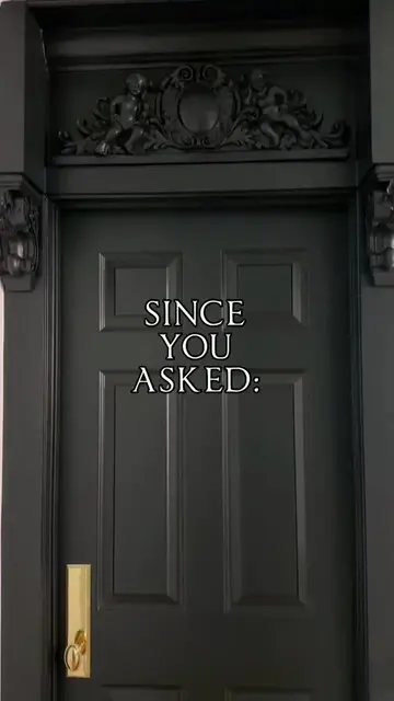A basic door can look completely different with the right details 🖤✨ Decorative