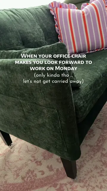 That’s a lie tho … not even kinda. But still, YAY CHAIR ✨ Chair, legs and wheels