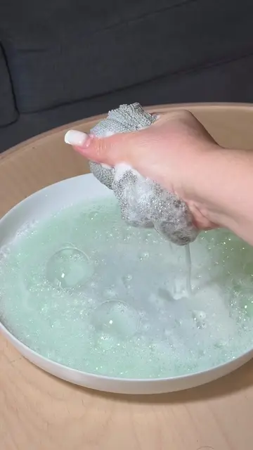 Life Hack 👌 Make your couch look new again in minutes! #LifeHack #sofa #cleanin