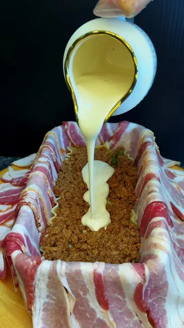 Bacon-Wrapped Lasagna 🥓🧀 Crispy bacon outside + cheesy lasagna inside… this on