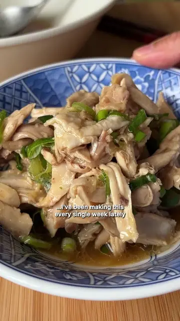 Easy Shredded Chicken with Spring Onion Sauce! Not gonna lie, this is my weekly 