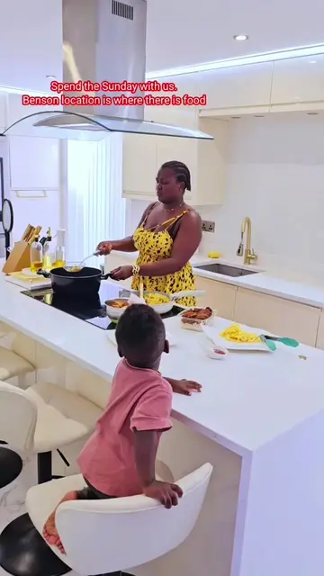 Spend the Sunday with us, Benson is helping mummy ♥️ in the kitchen 