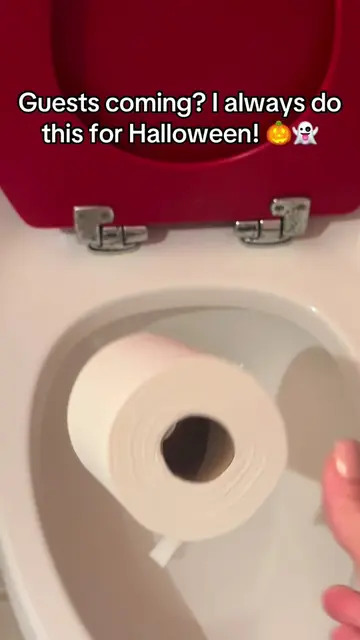 Want to give your bathroom a creepy Halloween makeover? 🎃👻 I toss some toilet 