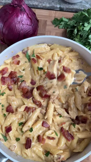 Bacon Ranch Chicken pasta in under 30 minutes! This one is full of flavor, betwe