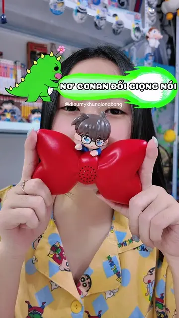 Chiếc nơ đổi giọng nói của Conan nè 😆  @Cameraman Khủng Long Bông #dieumykhungl