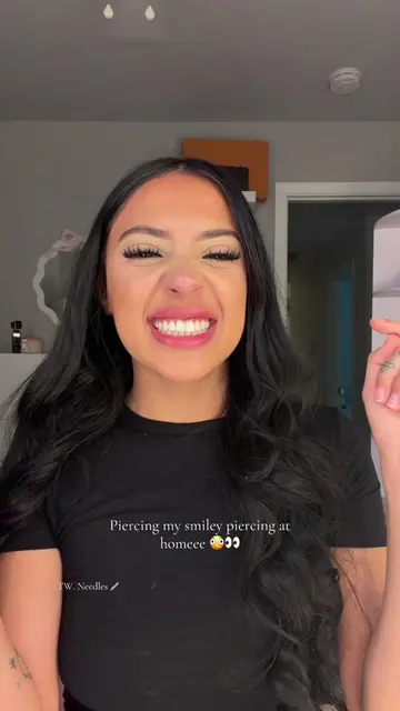 Ayyyeee 🤪🤪 #piercing #smileypiercing #fypシ゚viral #foryoupage #viralvideo 