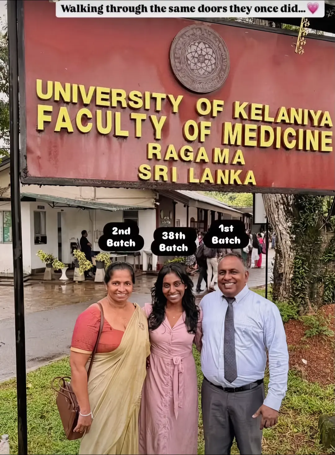 ඇයි මේ ෆොටෝ එක විශේෂ? මේ තමා අපේ පුරේ පාර්ලිමේන්තු මන්ත්‍රීතුමා, බිරිඳ සහ දුව. ද