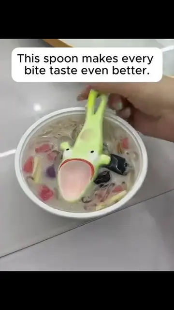 🔍 This frog spoon is ready to dive into your dinner! 🐸 It might look a little 