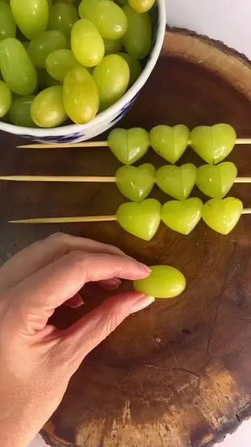 Who knew grapes could be this cute? 🍇❤️ Just one little cut and… a heart! 😍✨ W