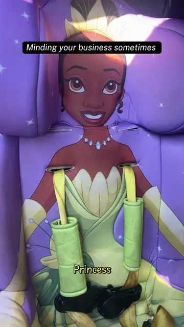 I know my child looks like a doll but…. This !?🤣😭 she just saw a black girl in