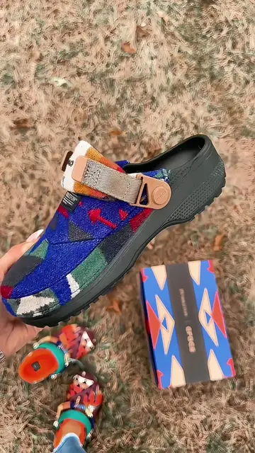 Pendleton X Crocs just dropped and I am here for it!!!! The print is everything!