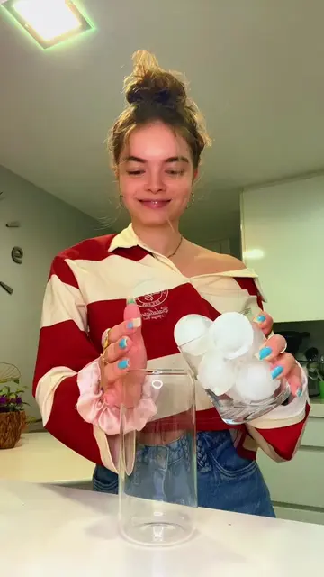 de vuelta en mi cocina porque he estado tocando césped jeje pero adivinad quien 