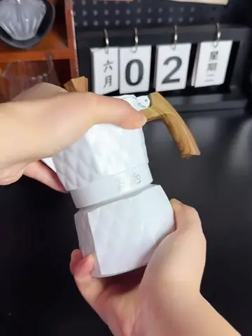 Tóc nét thanh lịch sang trọng cùng cơ chế van đôi áp suất cao, chiếc ấm Moka Bin