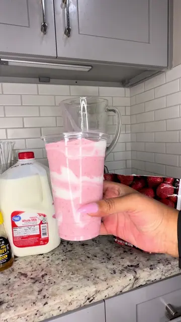 🍓🍌 STRAWBERRY BANANA SMOOTHIE 🍓🍌 Creamy, sweet, and SO refreshing! 😋💕 The 