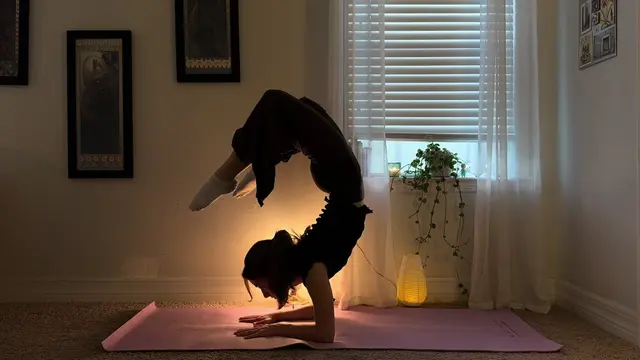 Pincha pose 🩰🪷🦢🌙 #yoga #forearmstand #pinchamayurasana #yogapose #balancetra