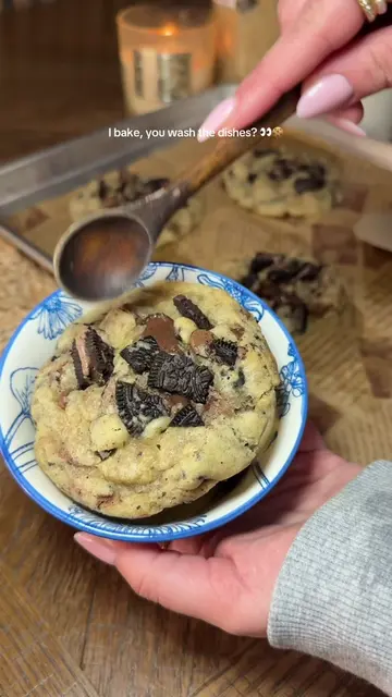 🍪 Stuffed Oreo Cookies Ingredients * ½ cup melted butter * ¾ cup brown sugar * 