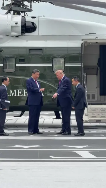 特朗普陪同中国国家主席参观白宫草坪，炫耀他三天前落成的混凝土“直升机停机坪”，对此完全欣喜若狂！#Trump#WhiteHouse#习近平#直升机停机坪#Hel