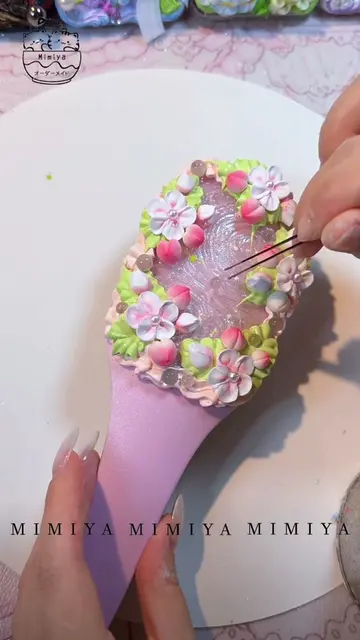 普通のくしを、お花畑にしてみた🌷🪞✨ ピンクのくしにホイップデコをして、 小さなお花とつぼみをひとつずつ飾っていきます🌸 ピンク×ホワイトのお花に、 春っ