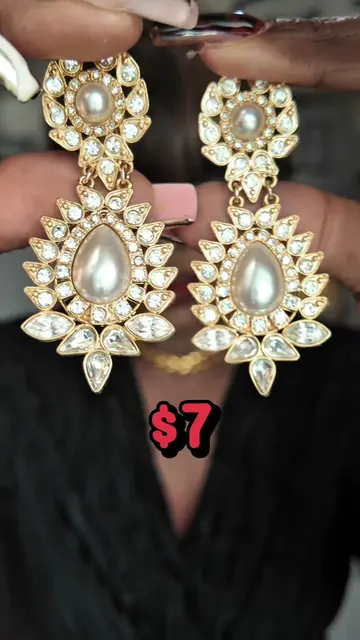 Statement earrings are my love language 🫶🏾 ✨ Vintage chandelier earrings with 