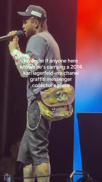 distracted by the collectors chanel graffiti bag 👀👜🫟#chanelgraffiti #rarechan