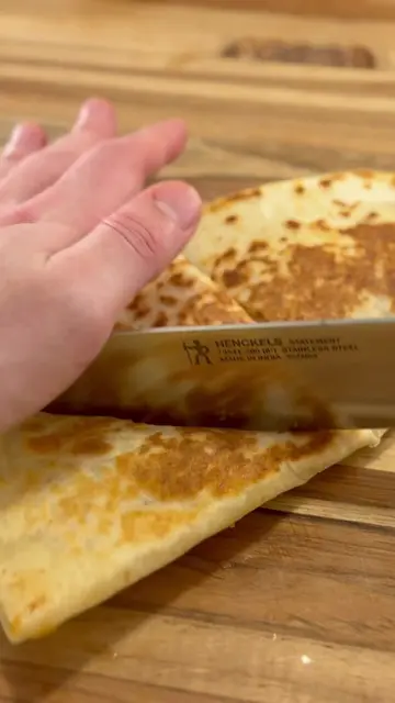 The secret to Taco Bell’s Quesadillas? The creamy jalapeño sauce!  This sauce is