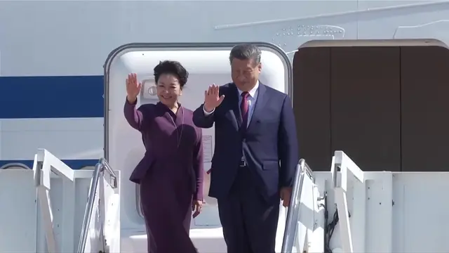 习近平主席在安德鲁斯空军基地登上专机，正式结束他对美国为期3天的访问。 负责在停机坪上送行的是美国礼宾司司长莫妮卡·克勞里，本次习近平访美的机场迎接、白宫仪式、