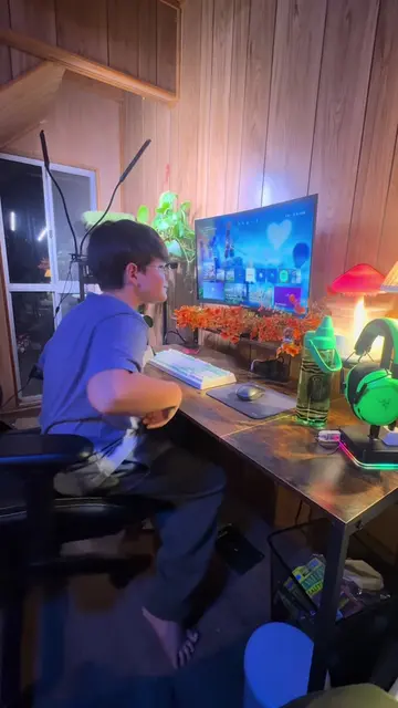 Replying to @Nesqvik Rate our gaming setup at the end! @GravastarTikTok #keyboar