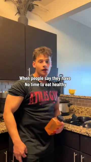 Bodybuilder shows you how he cooks chicken in 30 seconds. #healthydiet #chicken 