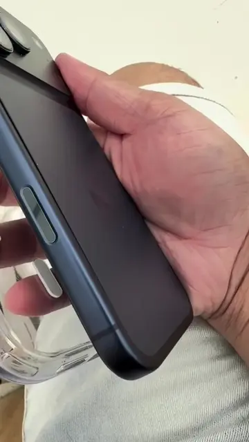 Another iPhone 17,18 Victim? Back Panel Starts Floating After Heat Exposure 😭😭
