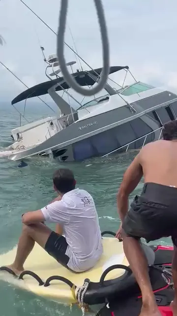 Logran rescatar a 12 personas tras el hundimiento de un yate en Puerto Vallarta.