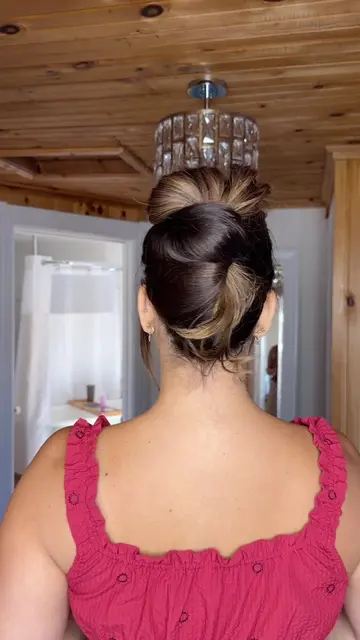 Oh yah? Try this easy 2 minute updo! So easy even beginners can do it! #frenchpi