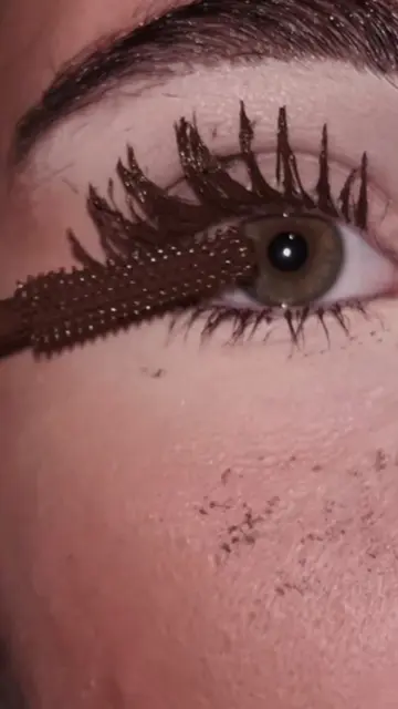 Yes I used a lash comb after chillax #mascara #makeup #unlockmylikes #trending 
