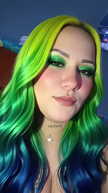 El efecto de cabello degradado verde y azul más llamativo que verás hoy, búscalo