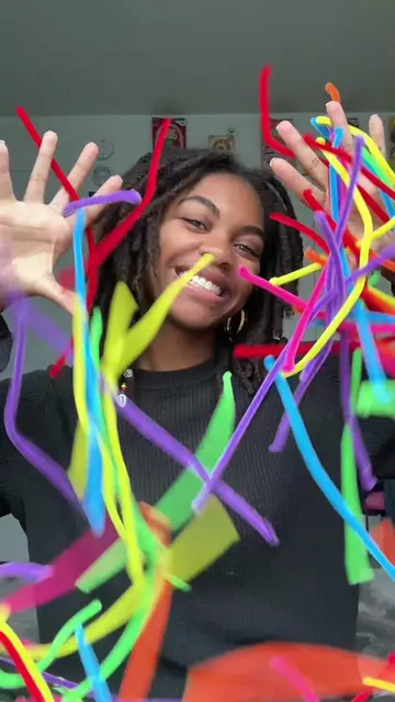 My first time ever trying pipe cleaner curls on my locs!!! Idek how to actually 