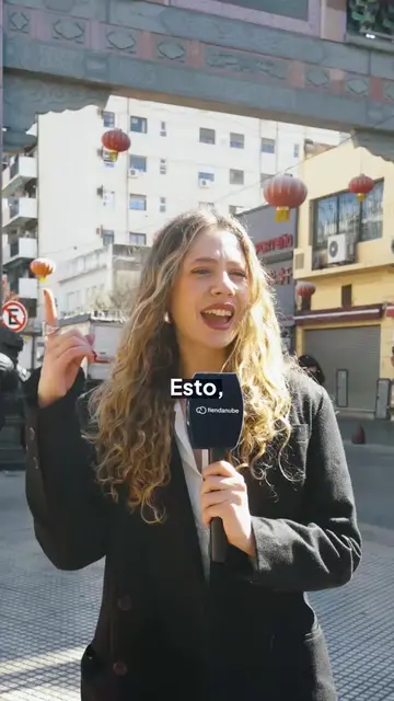 Salimos a la calle a mostrar mensajes de atención al cliente y preguntar una sol